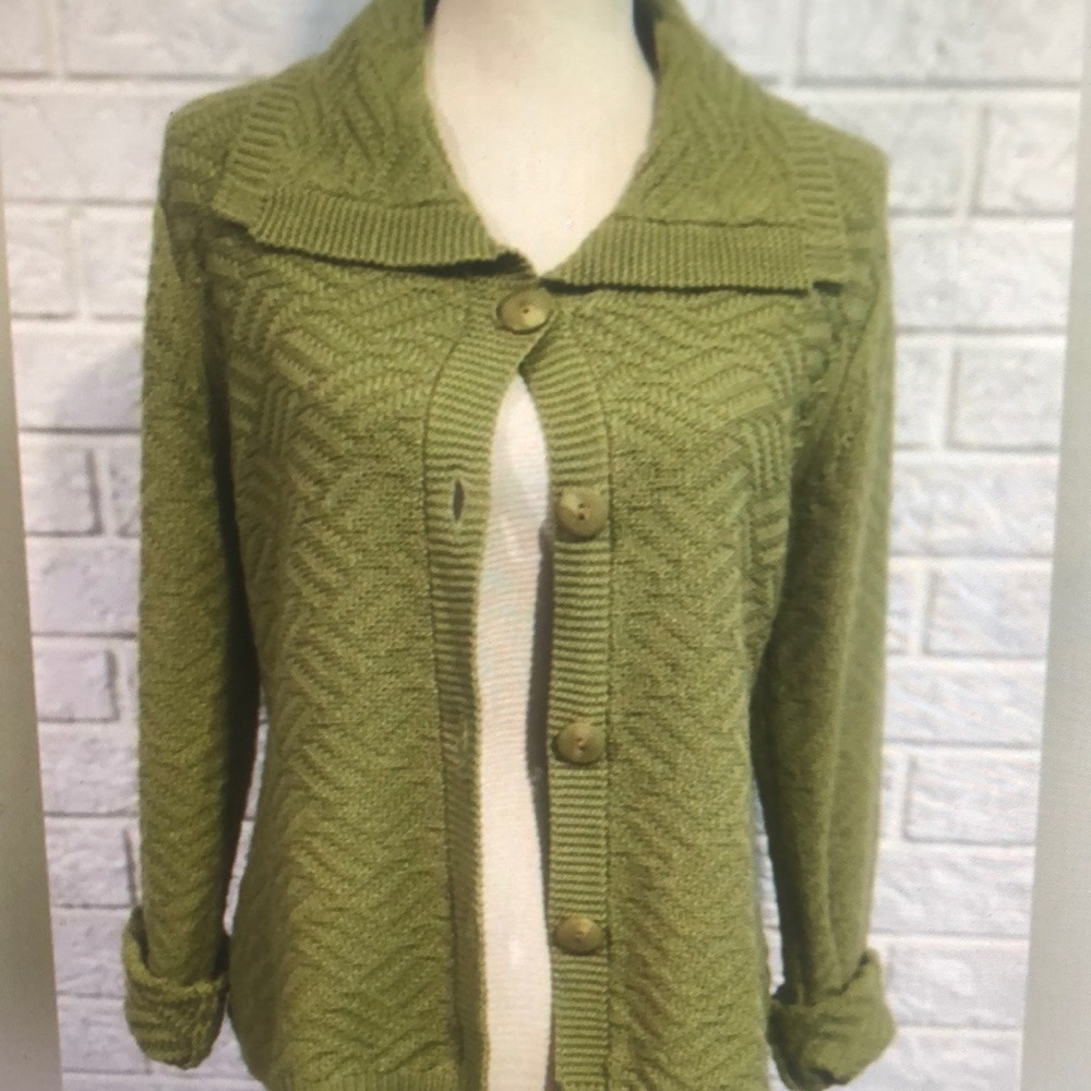 Granny chic olive green knit cardigan sweater soft lightweight small fall vibes